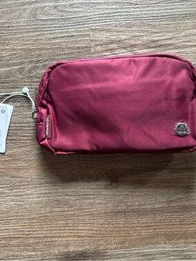 lululemon athletica berry travel pouch